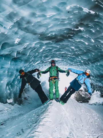 guide Snowlegend avec les enfants dans la grotte de glace