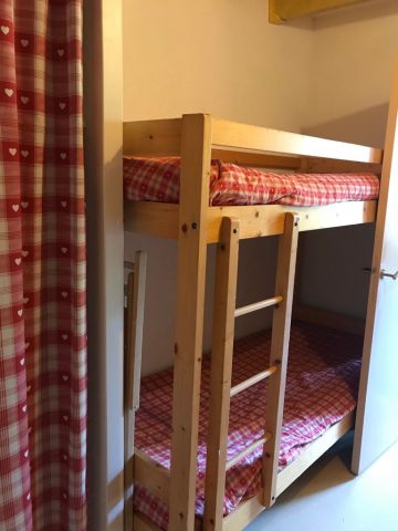 Petite chambre avec lits superposés