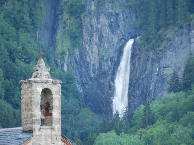 la cascade vue du village