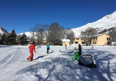 Prêt de matériel de ski hockey au domaine nordique de Villar d’Arène